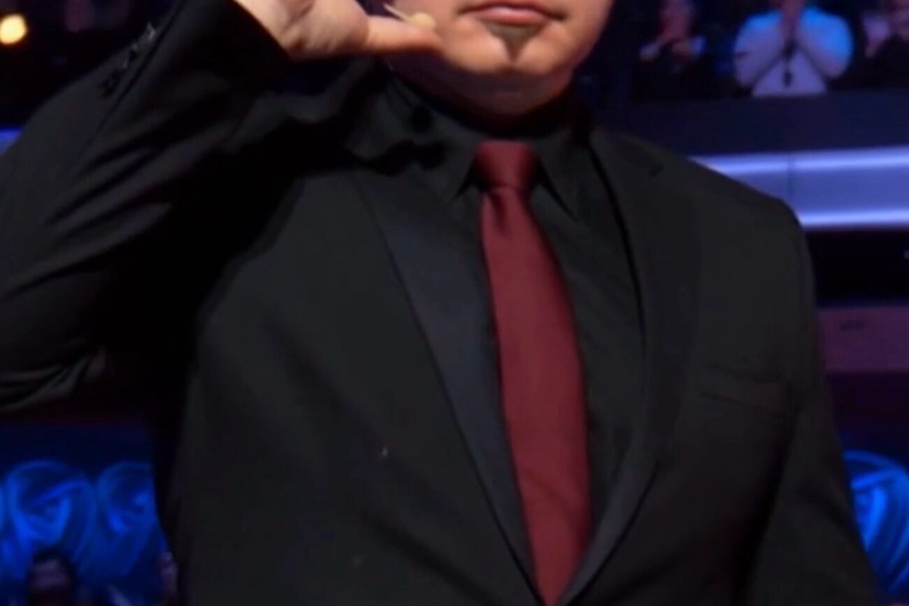 Forensic Mentalist Scott Xavier on Stage posing as a mind reader